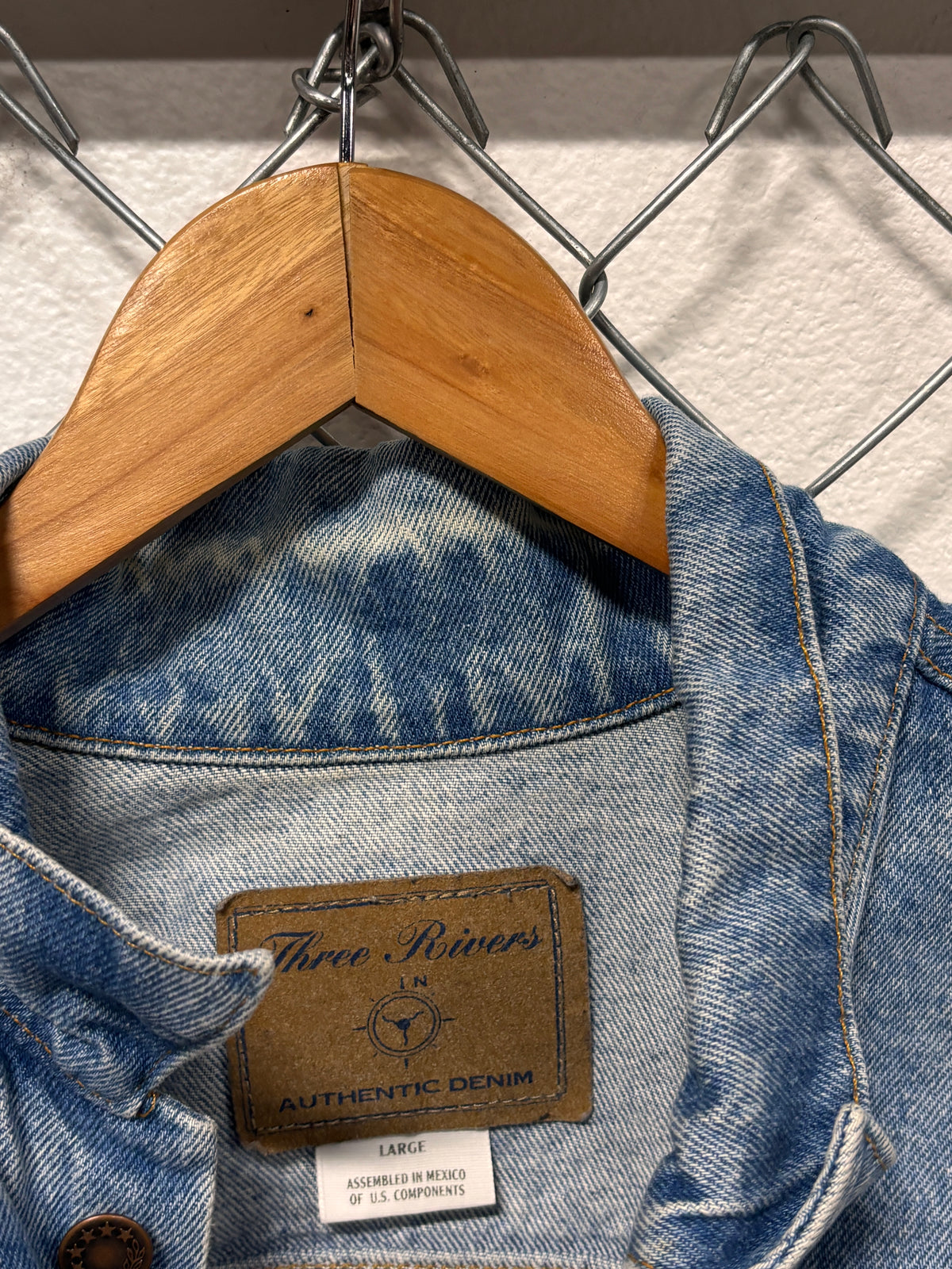 Vintage 90's Looney Tunes Thats All Folks Embroidered Cartoon Denim Jacket Size Large