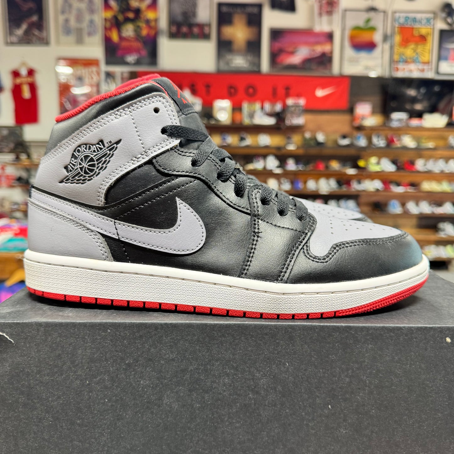 Jordan 1 Mid 'Bred Shadow' Size 9.5