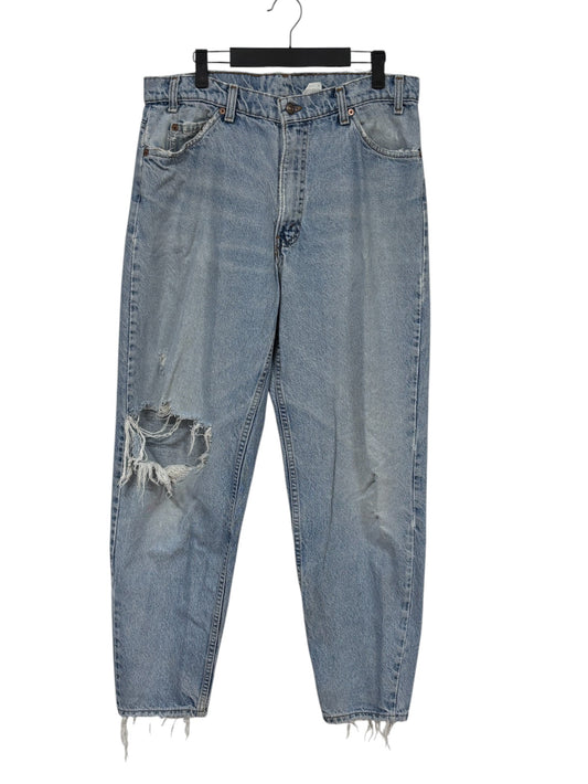 Vintage 90's Levi's Women's Thrashed Light Wash Denim Jeans Size 33x30