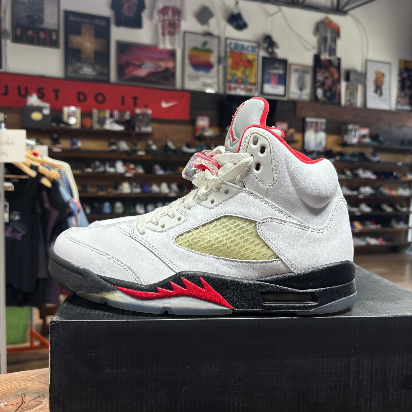 Jordan 5 'Fire Red' Size 8