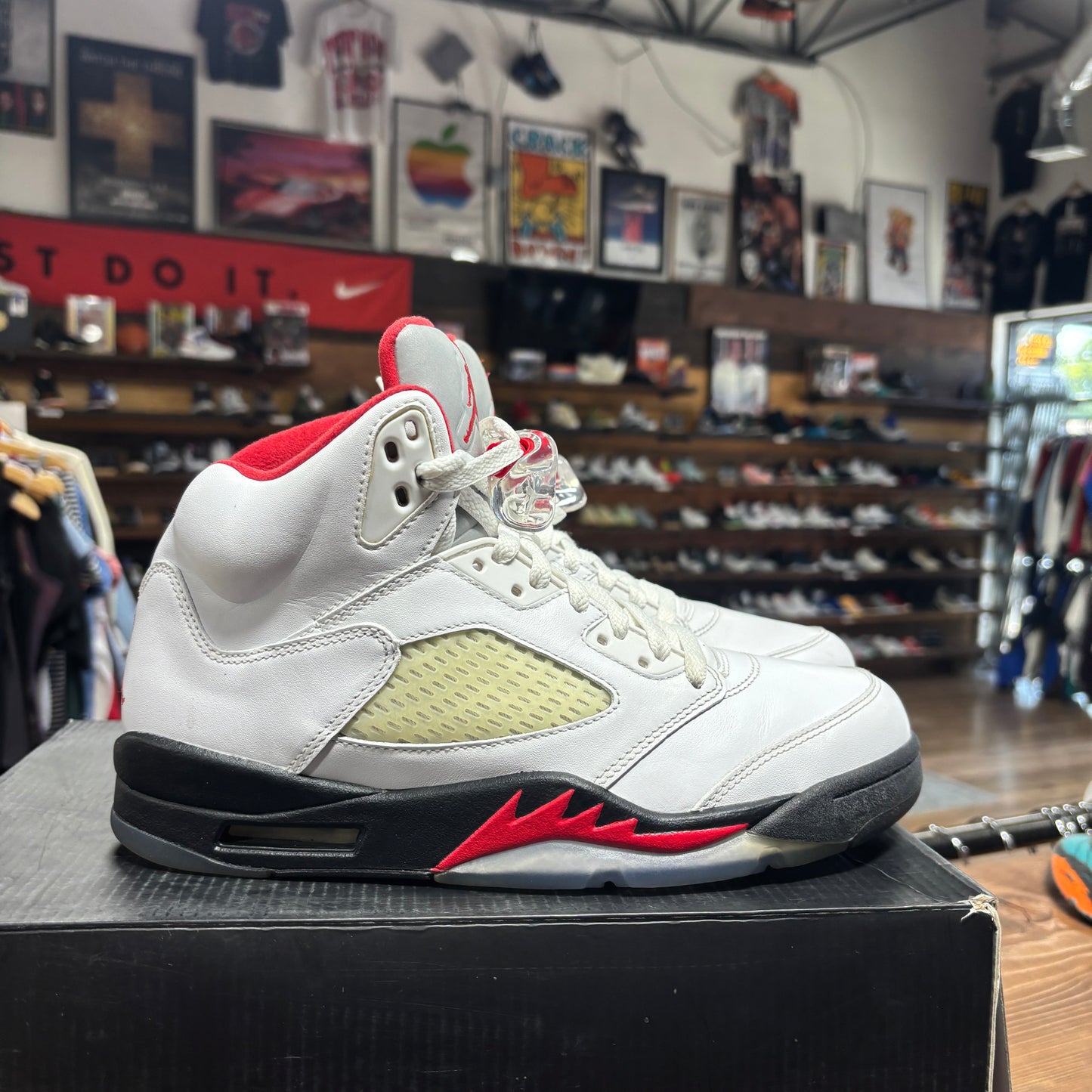 Jordan 5 'Fire Red' Size 8