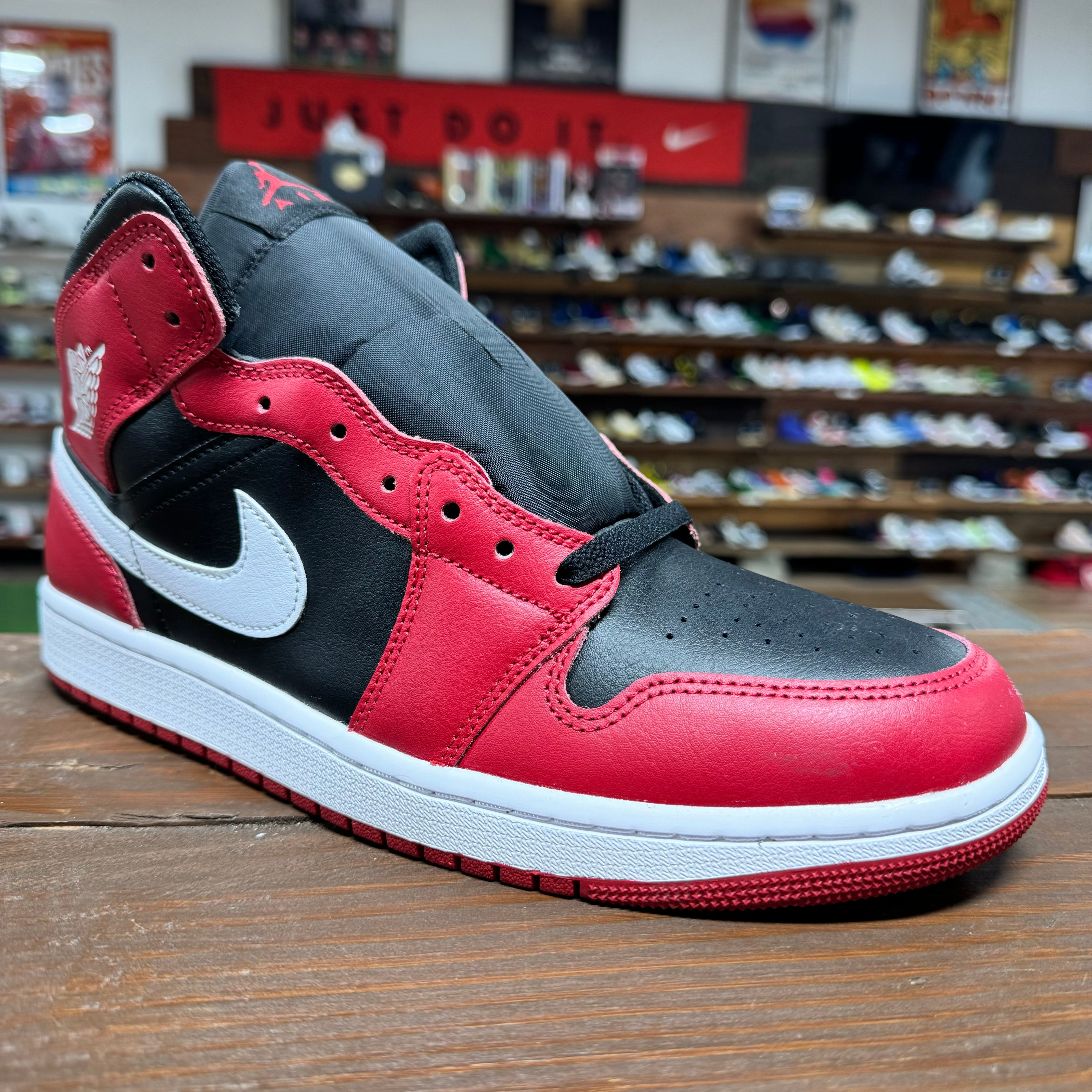 Jordan 1 Mid Gym Red Black White Size 10.5 DS