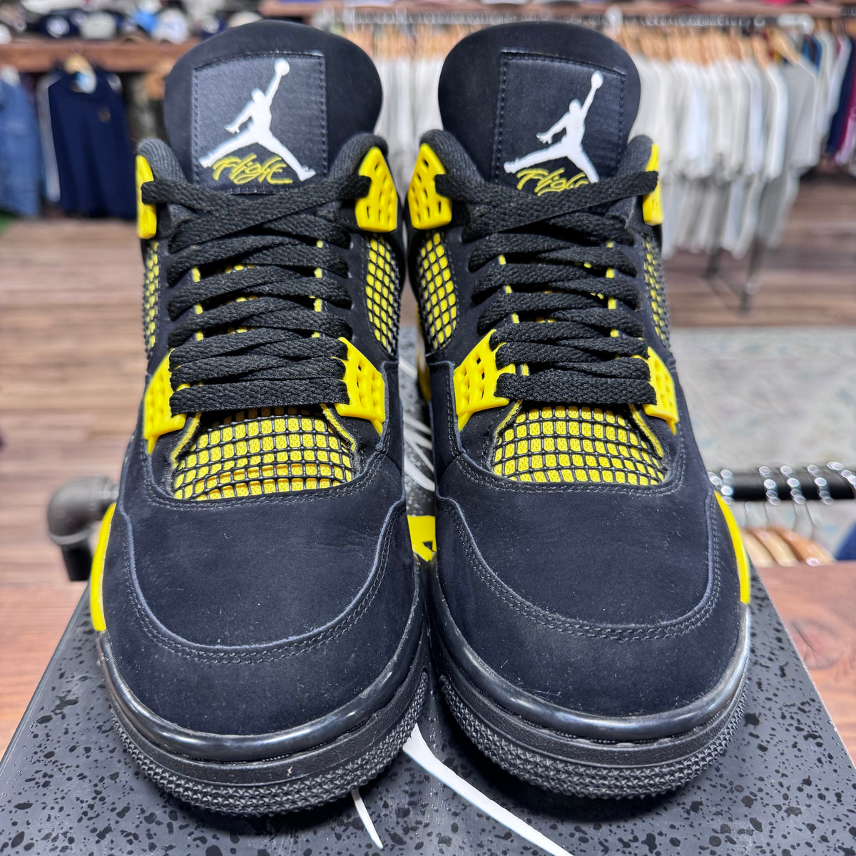 Jordan 4 'Thunder' Size 9