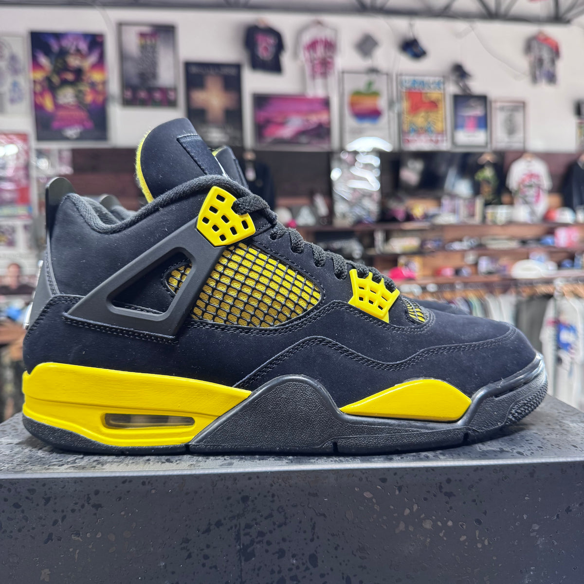 Jordan 4 'Thunder' Size 9
