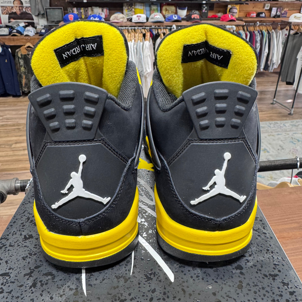 Jordan 4 'Thunder' Size 9
