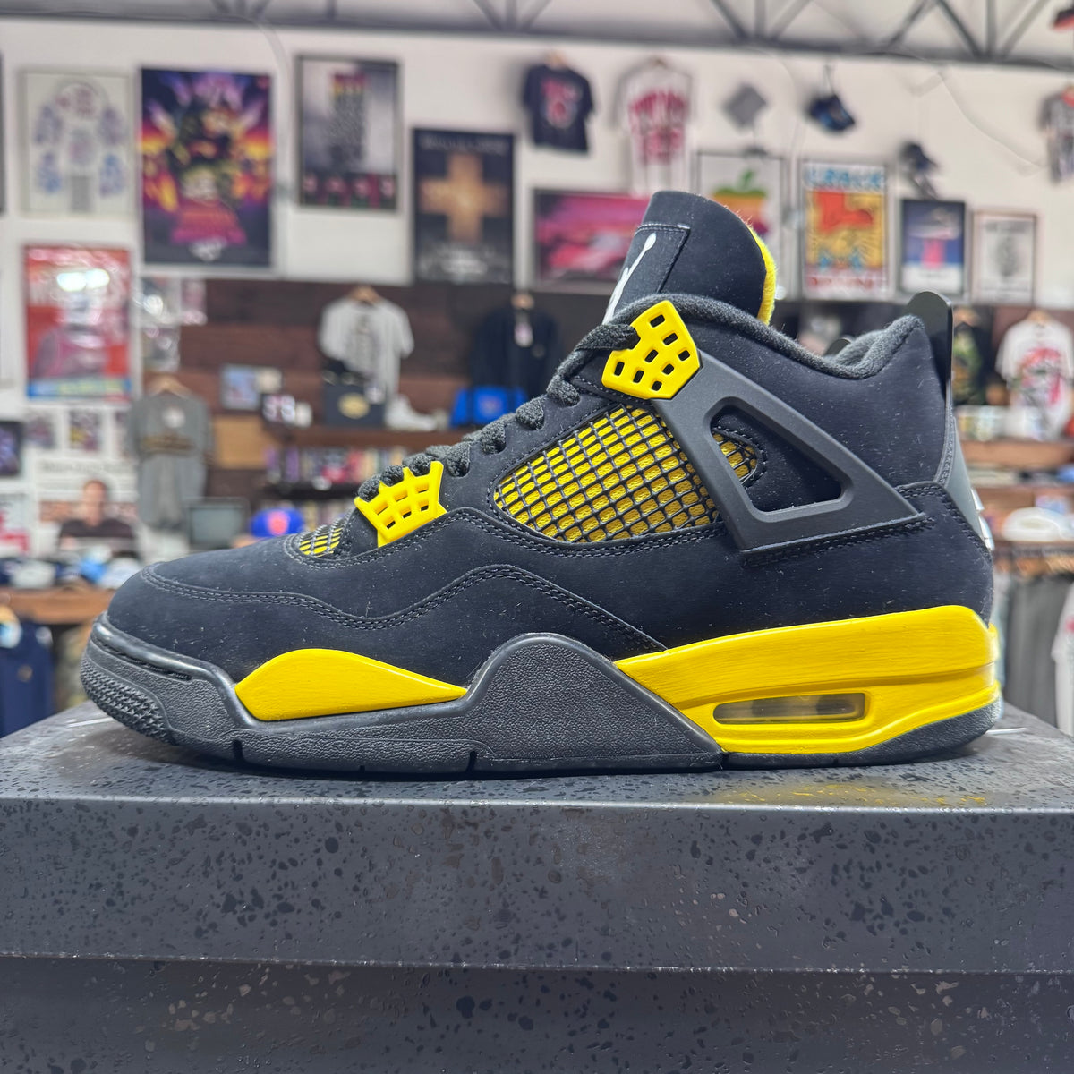 Jordan 4 'Thunder' Size 9