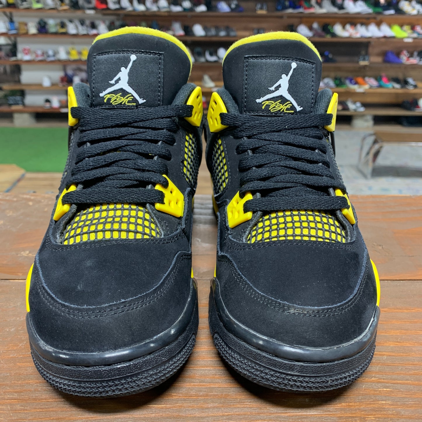 Jordan 4 'Thunder' Size 6Y