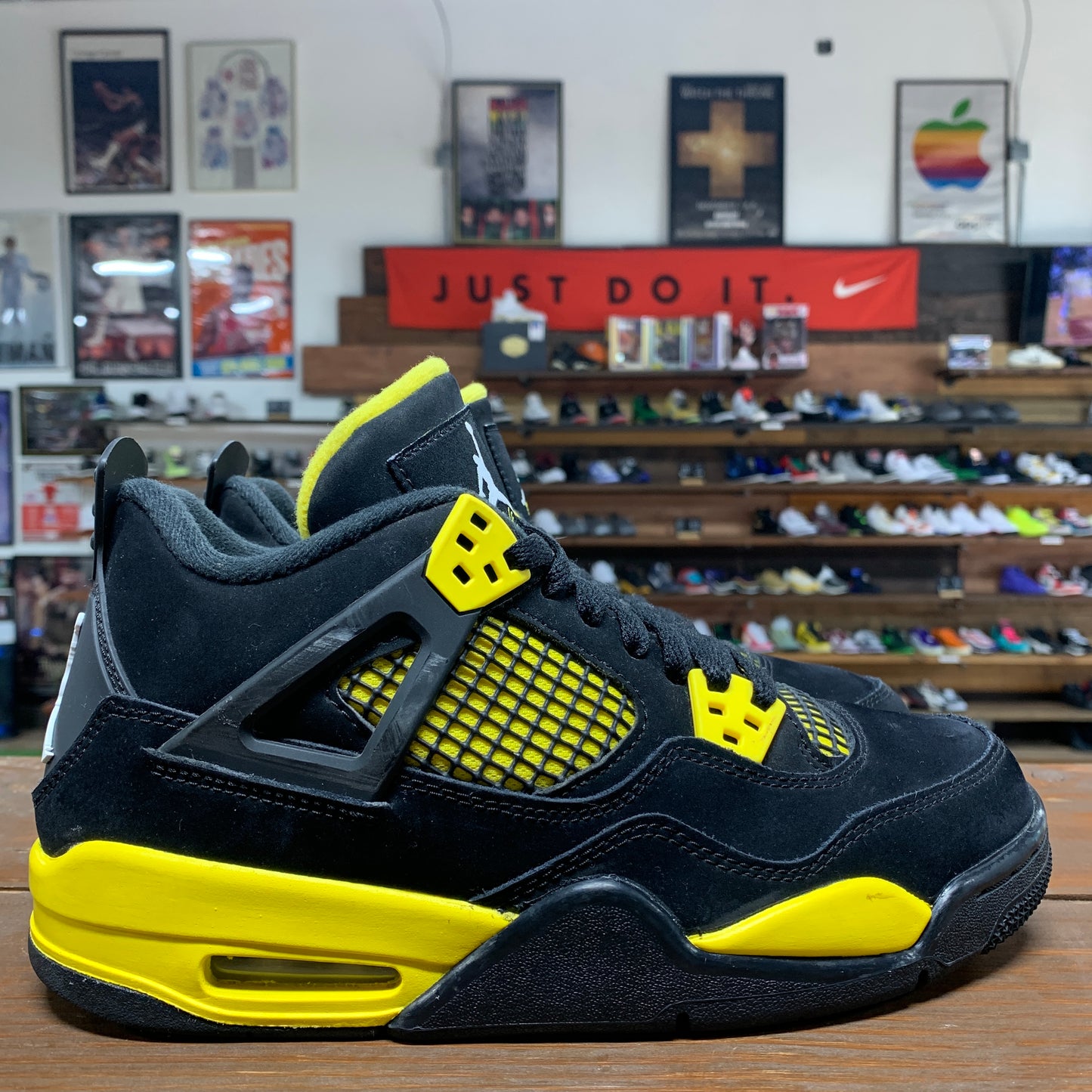 Jordan 4 'Thunder' Size 6Y