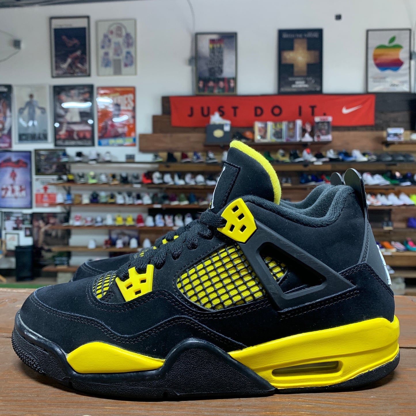 Jordan 4 'Thunder' Size 6Y