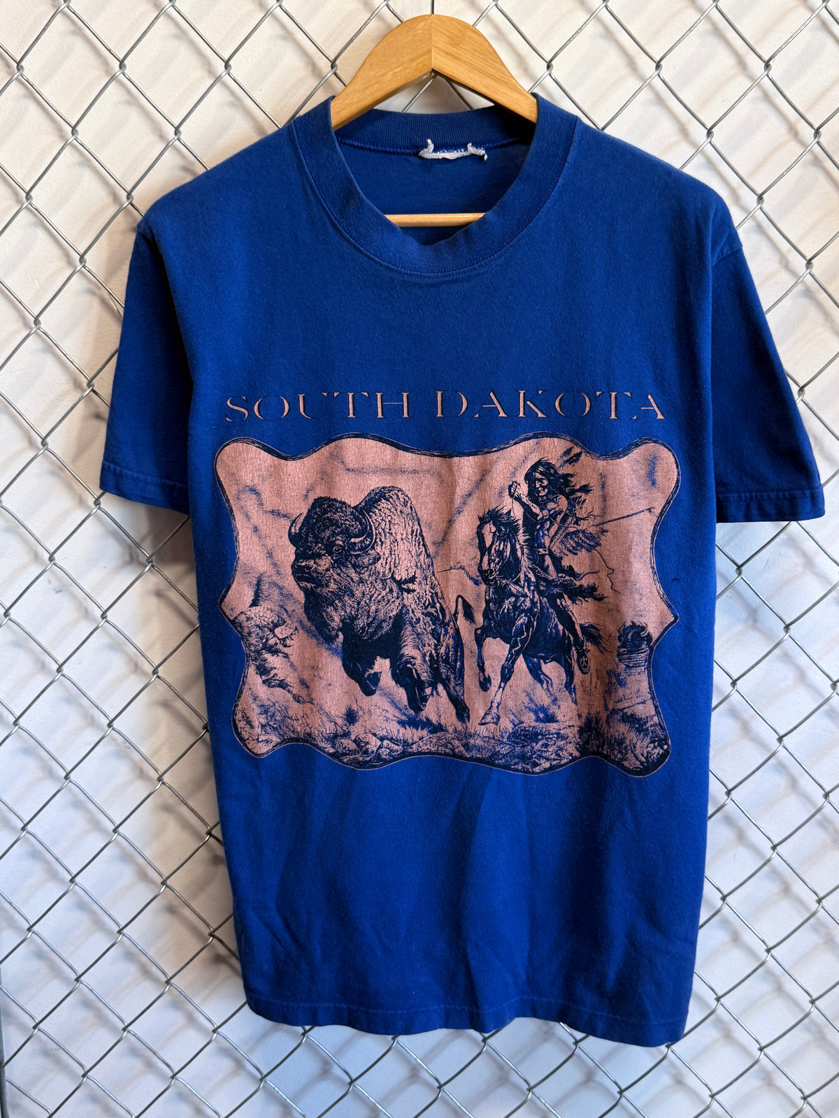 Vintage 90's South Dakota Native American Buffalo Hunting Tee Size Large