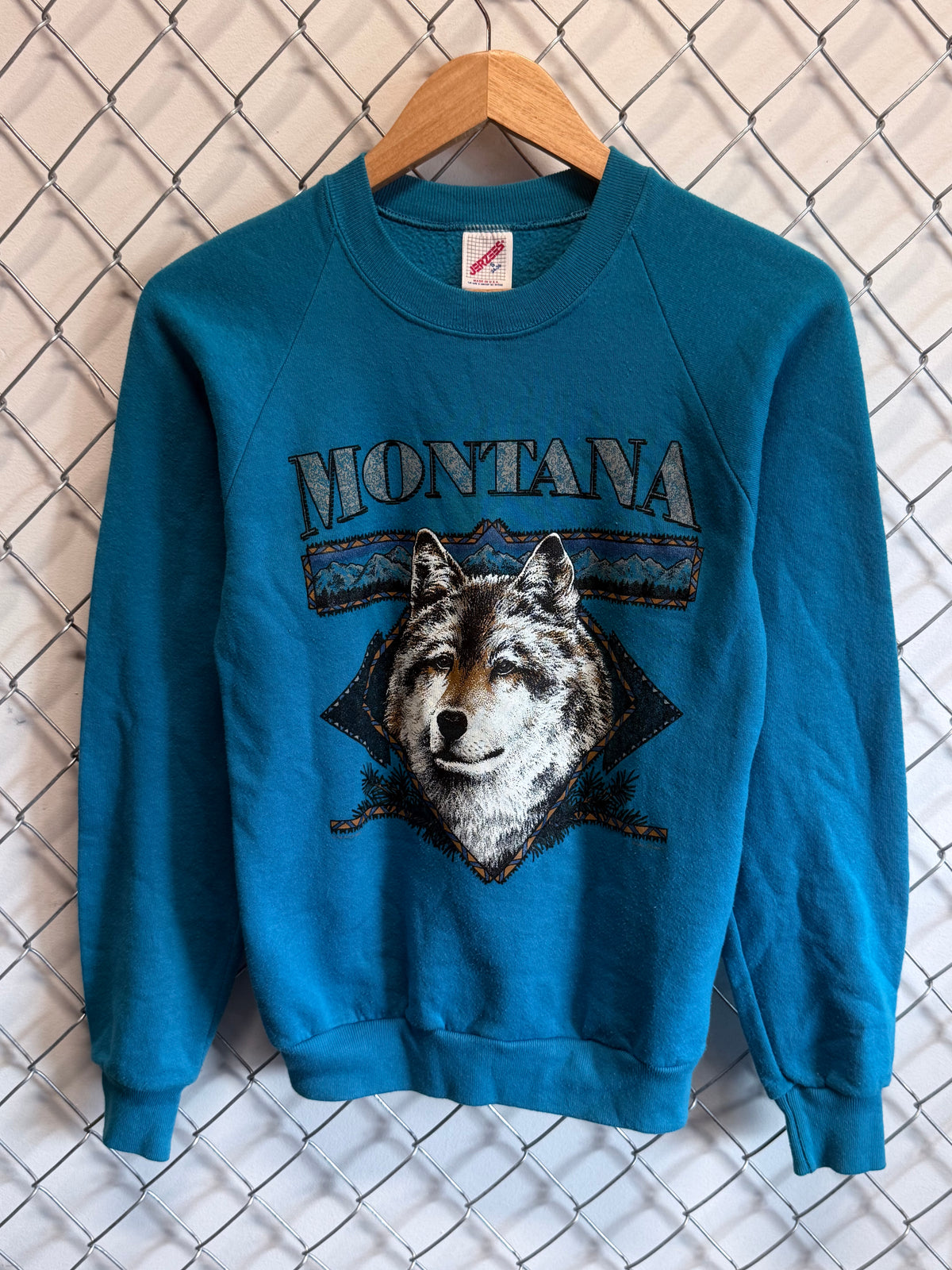 Vintage 90's Montana Lone Wolf Nature Crewneck Sweater Size Small
