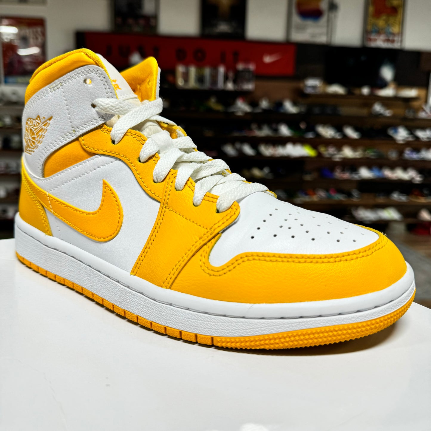 Jordan 1 Mid 'White University Gold' Size 8.5W