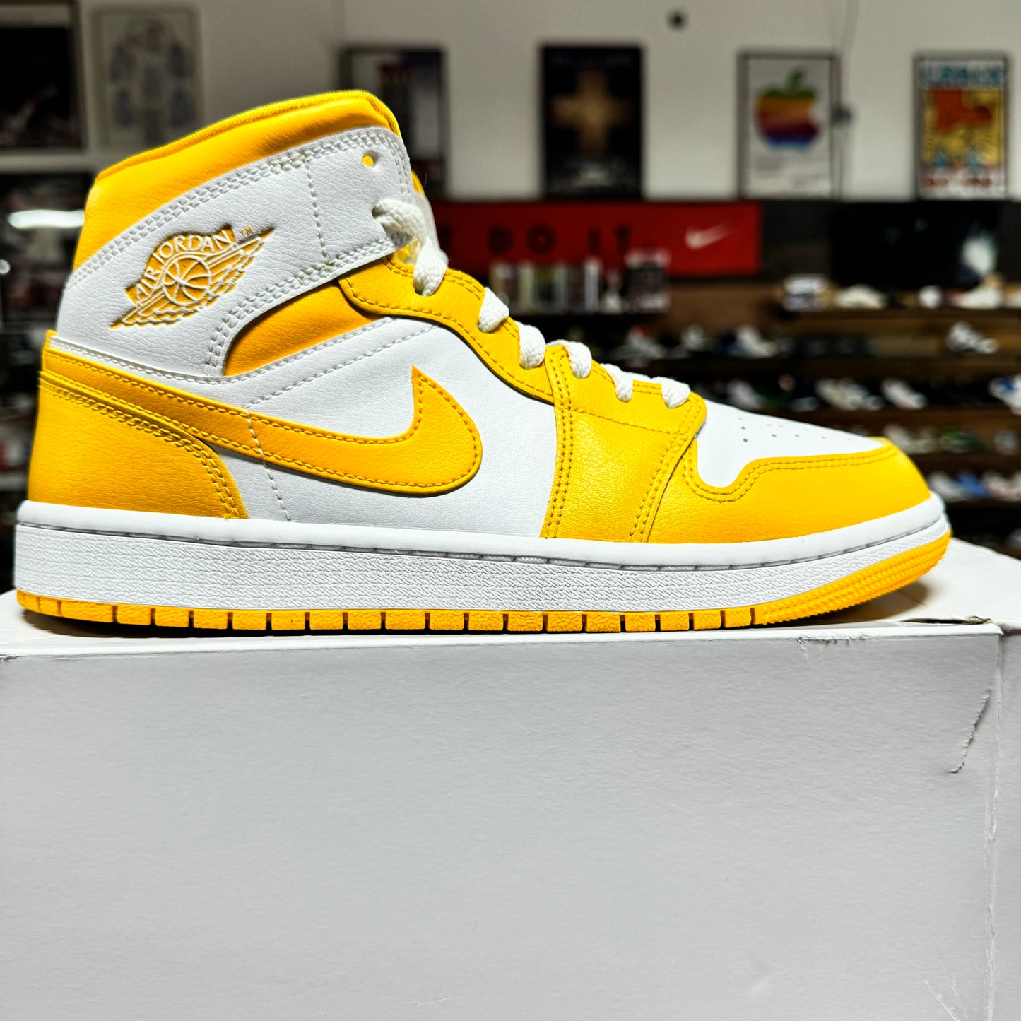 Jordan 1 Mid 'White University Gold' Size 8.5W