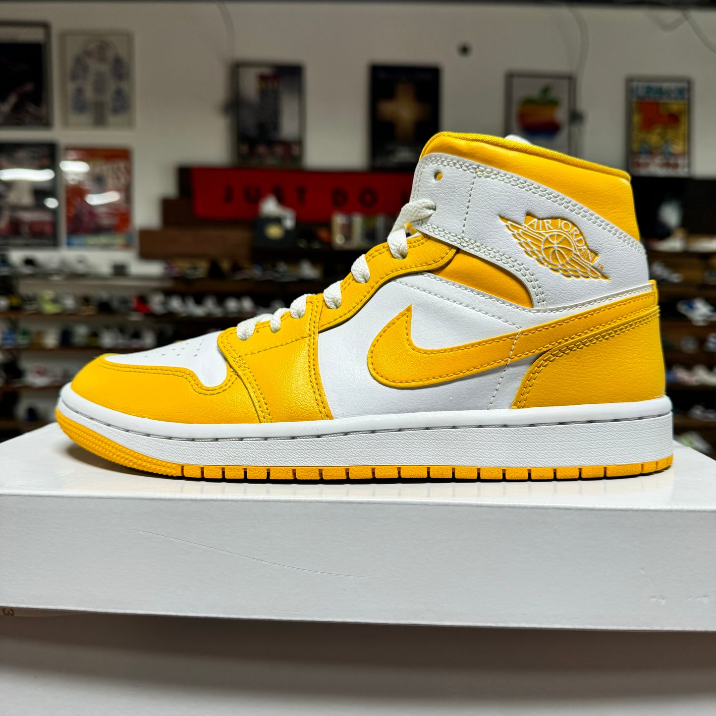 Jordan 1 Mid 'White University Gold' Size 8.5W