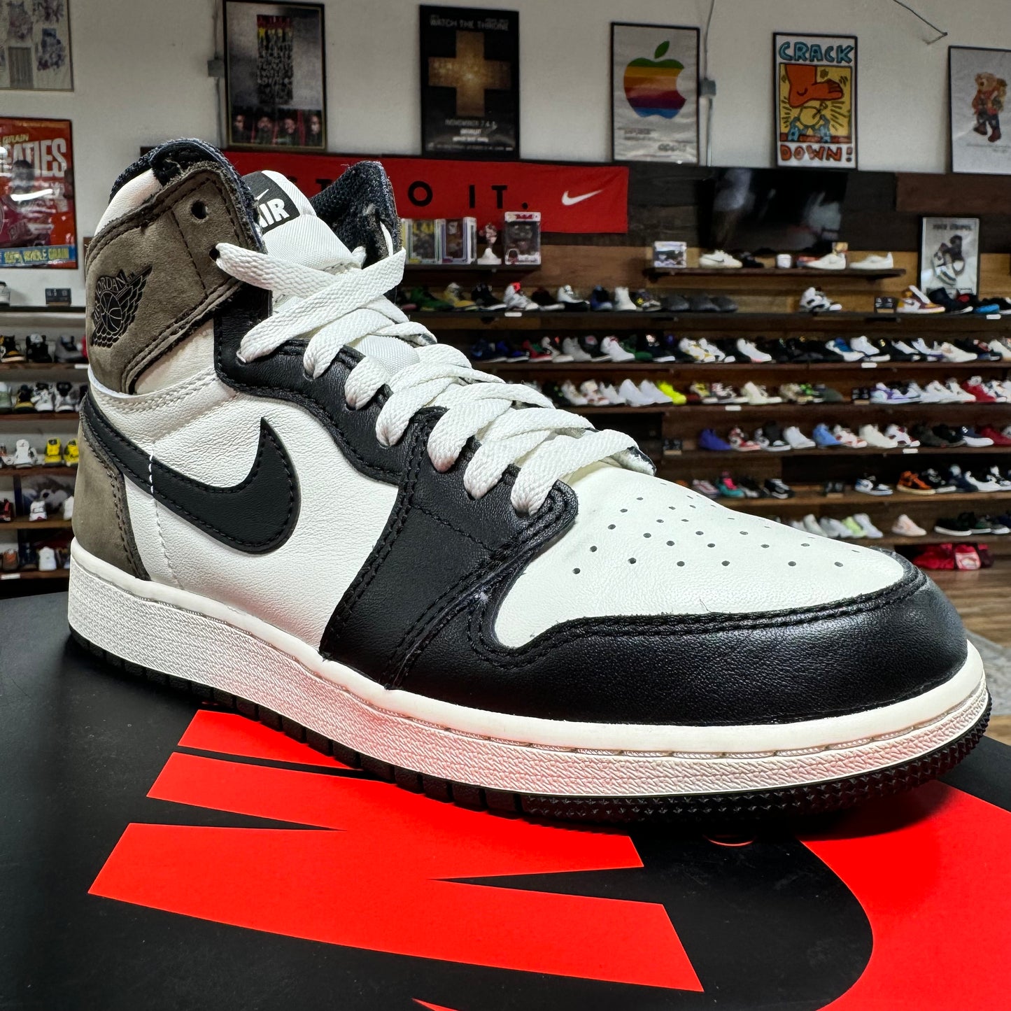 Jordan 1 'Mocha' Size 5.5Y