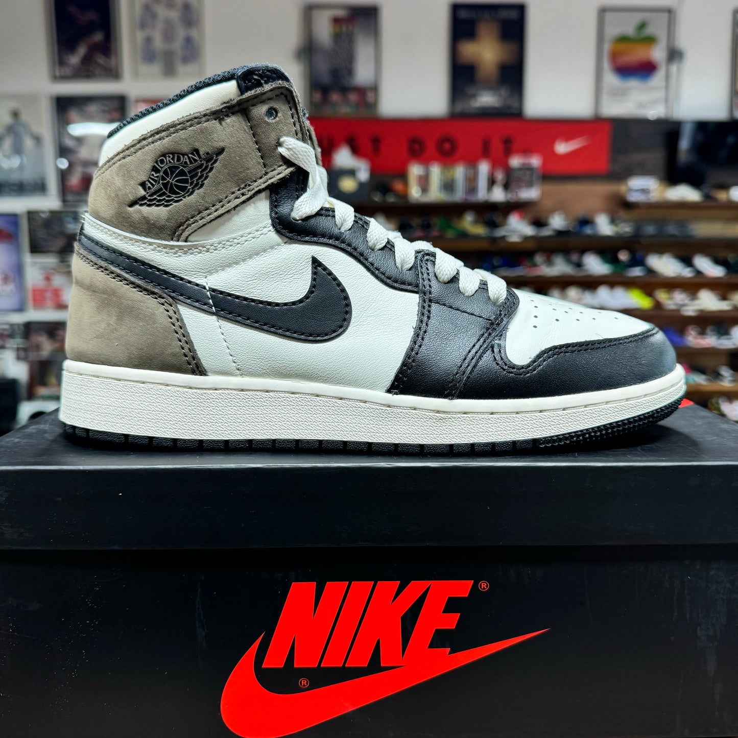 Jordan 1 'Mocha' Size 5.5Y