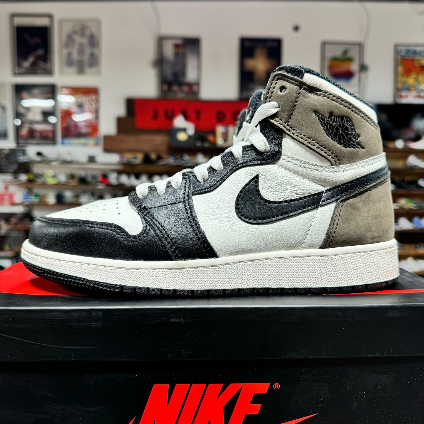 Jordan 1 'Mocha' Size 5.5Y