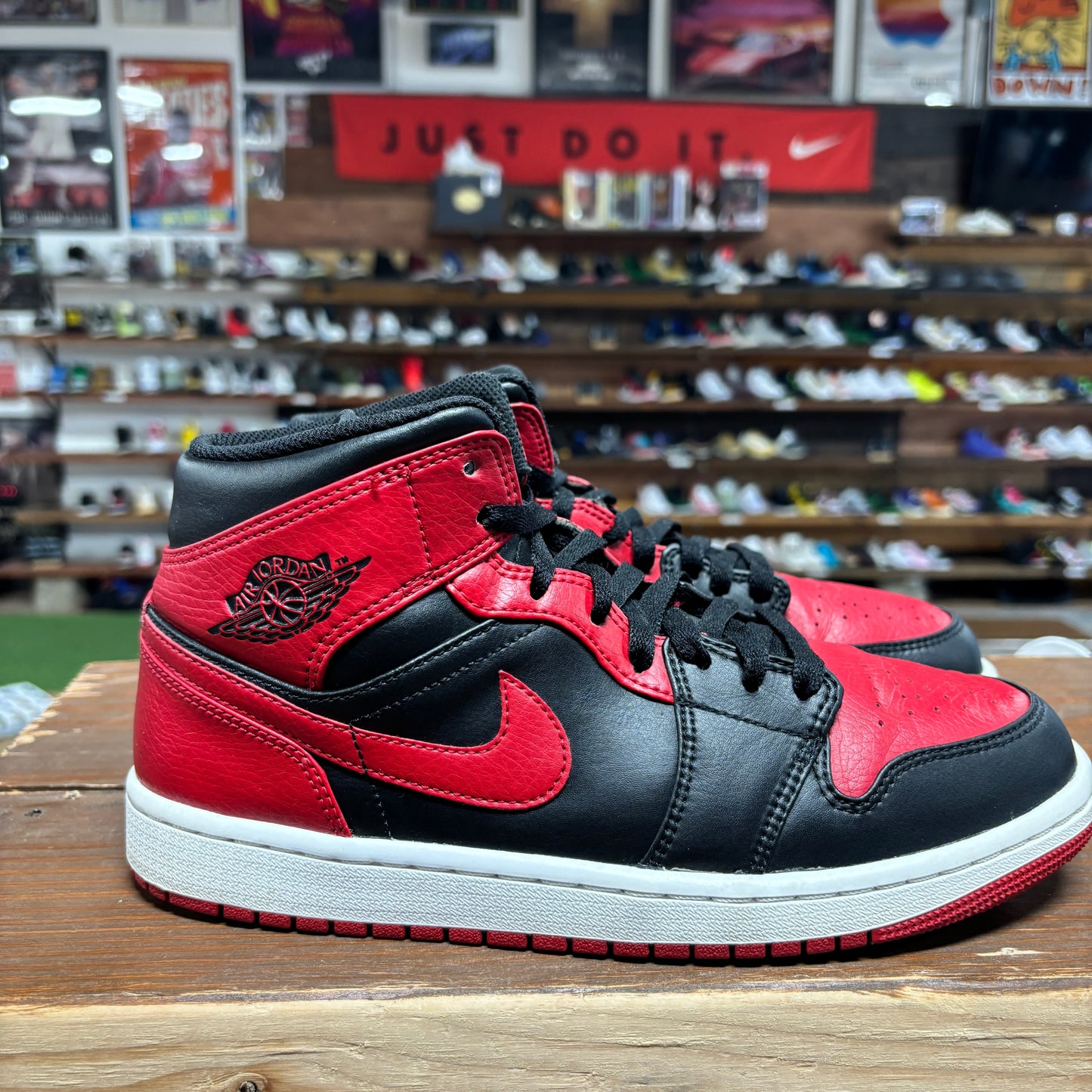 Jordan 1 Mid 'Bred' Size 8.5